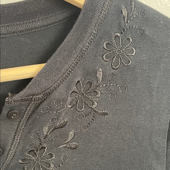 Croft & Barrow Black Floral Embroidered Tee size L - Picture 3 of 7